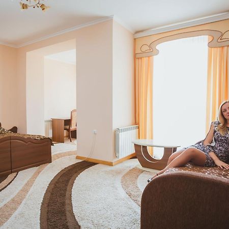 Andinna Hotel Chernivtsi Bagian luar foto