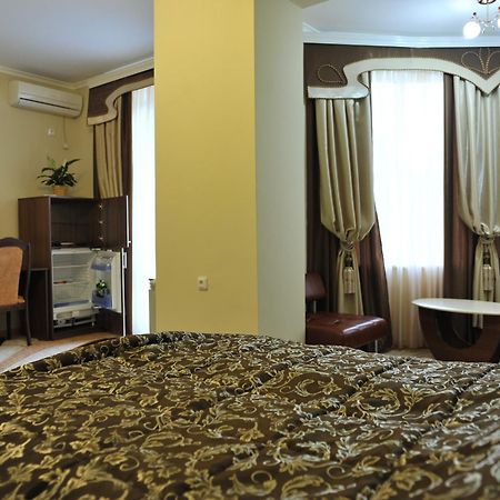 Andinna Hotel Chernivtsi Bagian luar foto