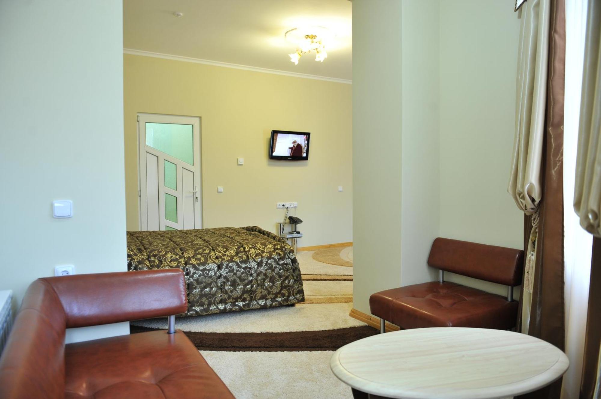 Andinna Hotel Chernivtsi Bagian luar foto
