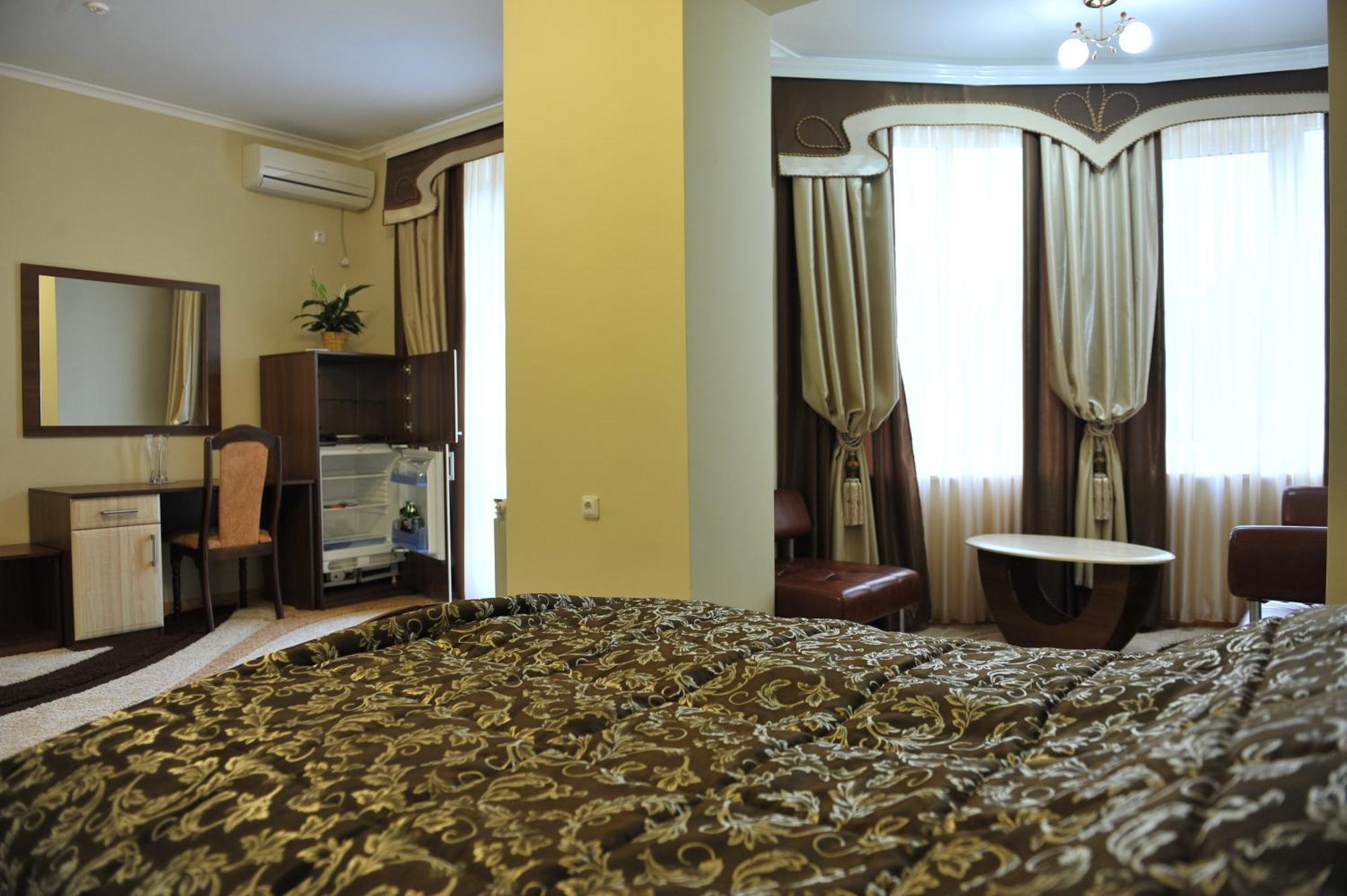 Andinna Hotel Chernivtsi Bagian luar foto