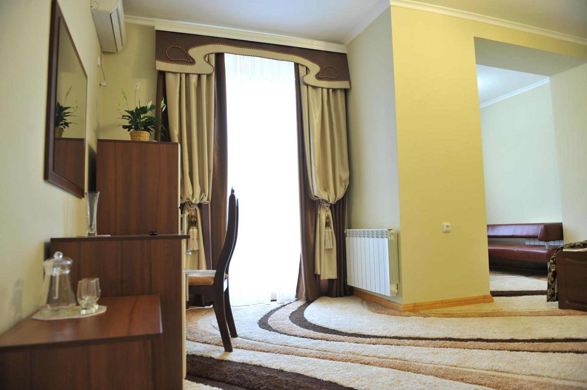 Andinna Hotel Chernivtsi Bagian luar foto