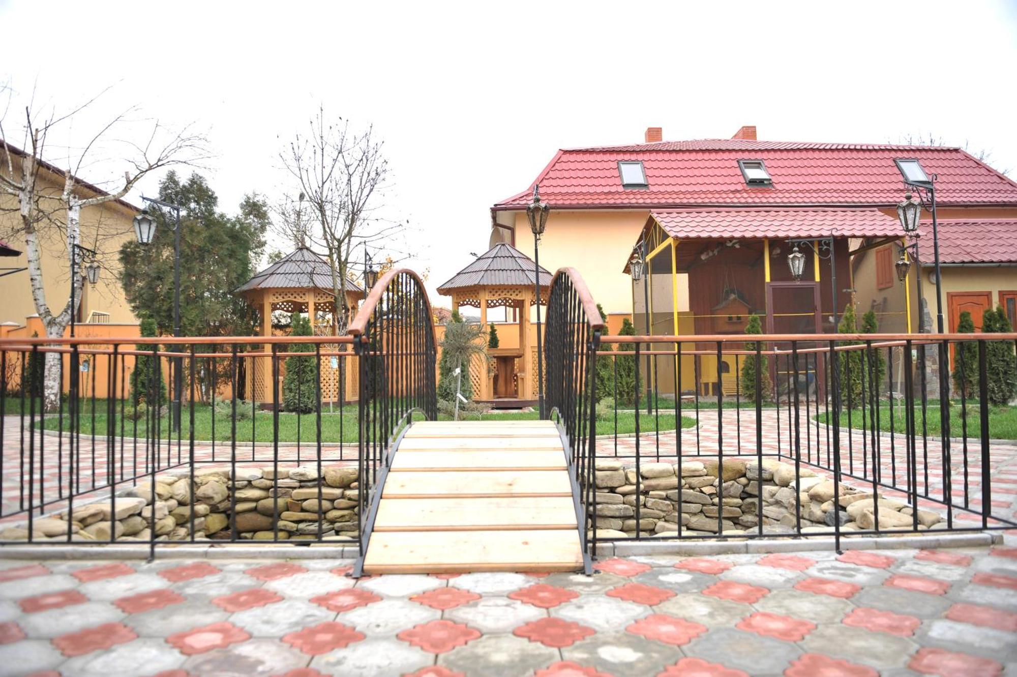 Andinna Hotel Chernivtsi Bagian luar foto