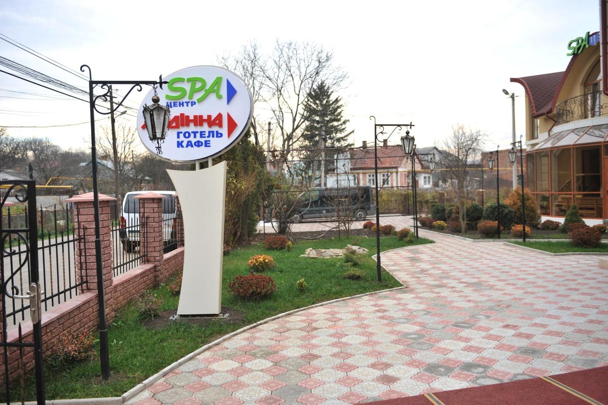 Andinna Hotel Chernivtsi Bagian luar foto