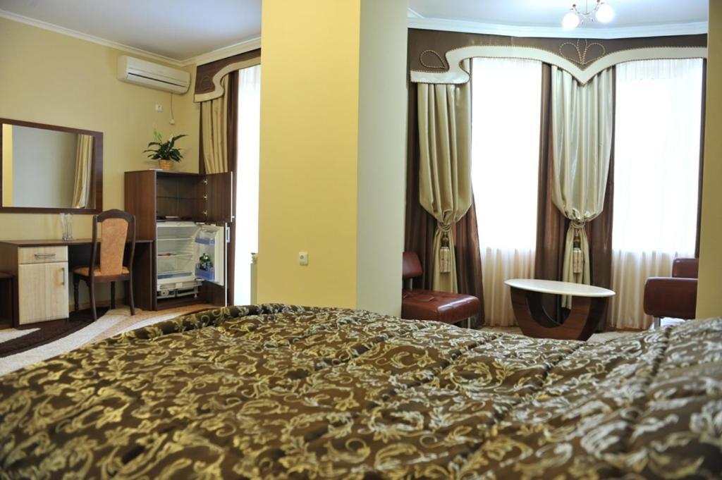 Andinna Hotel Chernivtsi Bagian luar foto