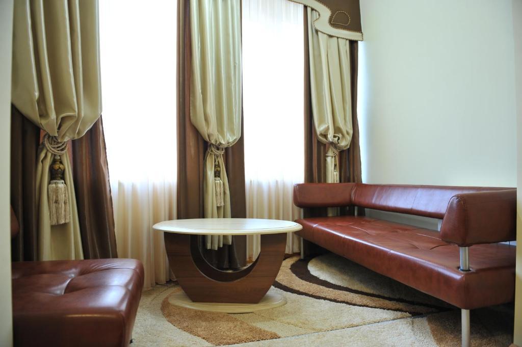 Andinna Hotel Chernivtsi Bagian luar foto